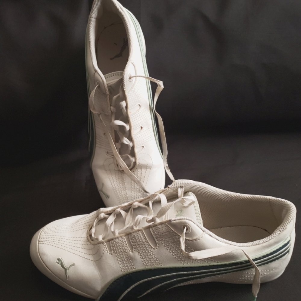 White Puma sneakers wirh navy /green trimming